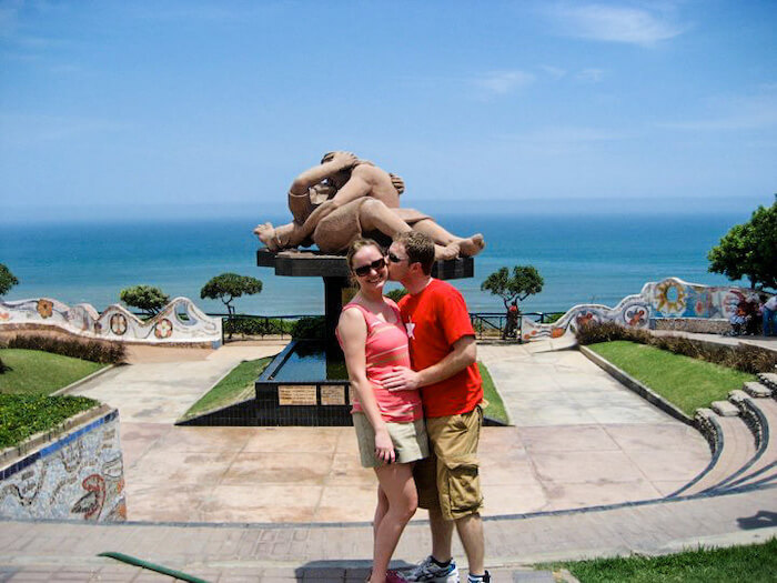 Smooches at El Beso, a statue in Peru