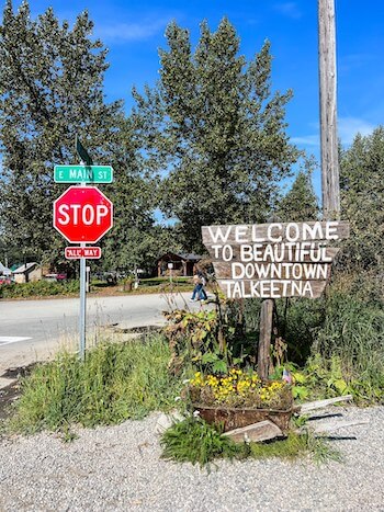 A welcome sign in Talkeetna on a drive from Anchorage to Denali