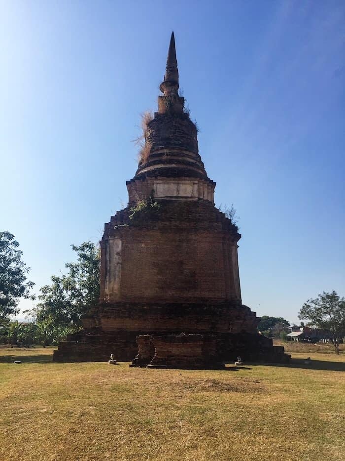 The enormous Wat Chedi Sung in Sukhothai
