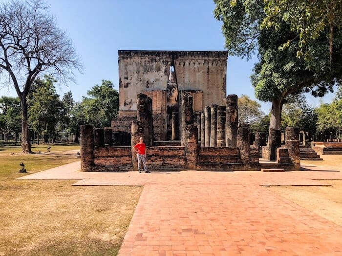 Wat Si Chum, with a tourist posing in front