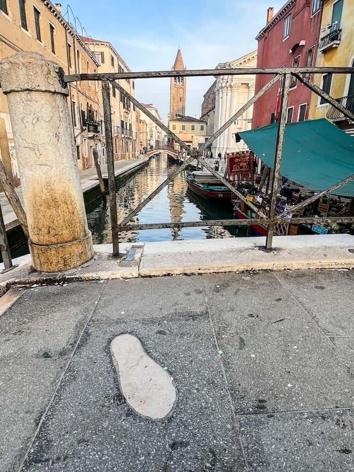 A concrete footstep on the Ponte dei Pugni in Venice