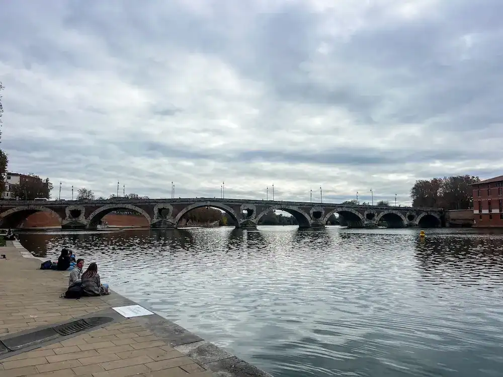 A view of Pont Neuf in Toulouse on a gloomy day