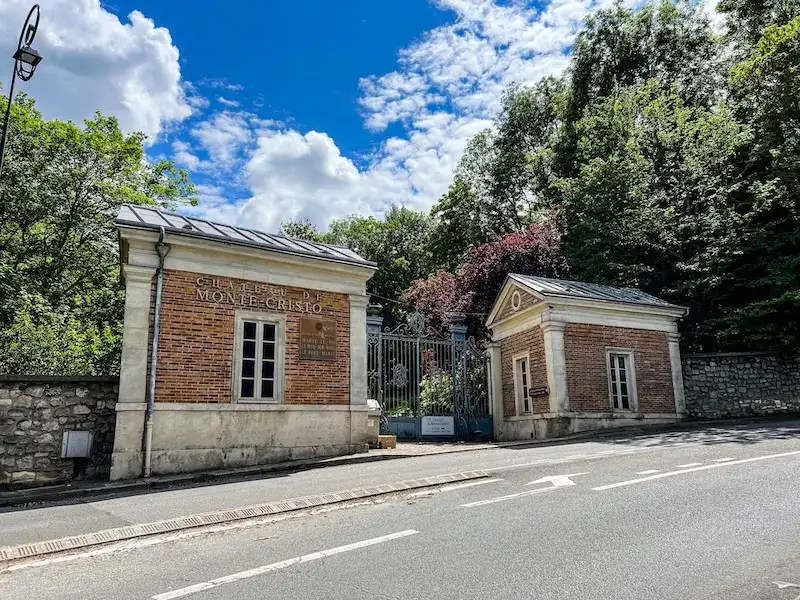 The entrance to the Château de Monte-Cristo from the road