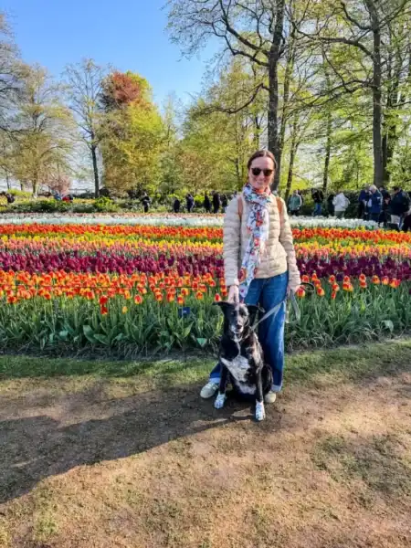 A woman poses with her dog at Keukenhof.
