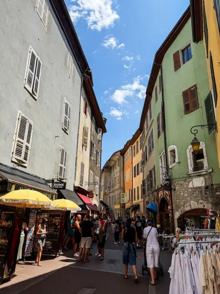 A crowd shopping in Annecy