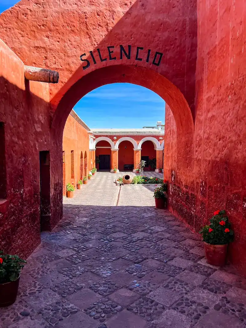 A door marked "Silencio" in Arequipa, Peru